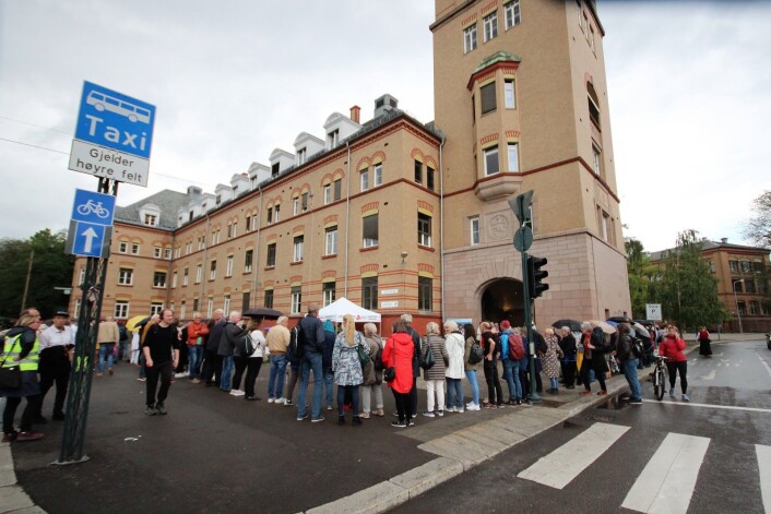 Etter hvert gikk ringen rundt hele administrasjonsbygget som ligger langs Ullevålsveien. Foto: André Kjernsli Etter hvert gikk ringen rundt hele administrasjonsbygget som ligger langs Ullevålsveien. Foto: André Kjernsli