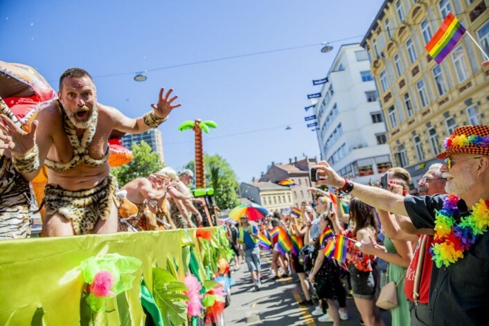 Pride-paraden fra Grønland til Spikersuppa var en fargeeksplosjon i strålende sol i fjor. Her representert ved Bamseklubben. Til stor jubel fra de omlag 250.000 som omkranset paradens 40.000 deltakere. Foto: Stian Lysberg Solum / NTB scanpix Pride-paraden fra Grønland til Spikersuppa var en fargeeksplosjon i strålende sol i fjor. Her representert ved Bamseklubben. Til stor jubel fra de omlag 250.000 som omkranset paradens 40.000 deltakere. Foto: Stian Lysberg Solum / NTB scanpix