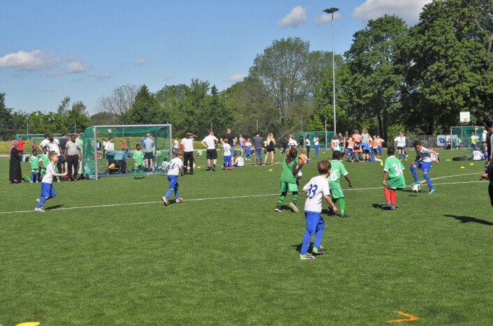 Den nye kunstgessbanen på Caltexløkka har fått fulle mål og er klar for å ta i mot fotballspillere av begge kjønn og alle aldre. Foto: Christian Boger Den nye kunstgessbanen på Caltexløkka har fått fulle mål og er klar for å ta i mot fotballspillere av begge kjønn og alle aldre. Foto: Christian Boger