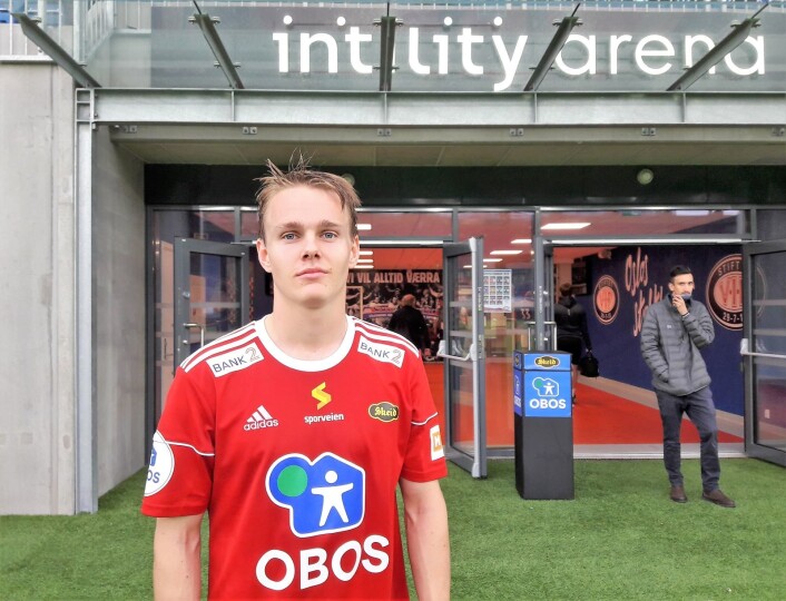 Henning Andresen fikk skeidoksenes bestemannspremie etter kampen. Premien er en oksesteik fra kjøttforretningen Strøm-Larsen på Torshov. Foto: Anders Høilund Henning Andresen fikk skeidoksenes bestemannspremie etter kampen. Premien er en oksesteik fra kjøttforretningen Strøm-Larsen på Torshov. Foto: Anders Høilund
