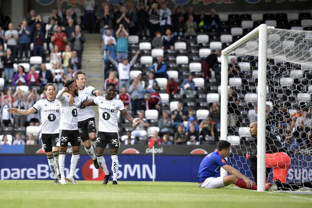 Før kvarteret var gått dro RBK opp på høyresiden, Akintola kom til dødlinja og slo inn på lengste stolpe. Der bredsidet Samuel Adegbenro ballen i mål. Vålerengas Efraín Juárez og keeper Adam Larsen Kwarasey fortviler.
Foto: Ole Martin Wold / NTB scanpix Før kvarteret var gått dro RBK opp på høyresiden, Akintola kom til dødlinja og slo inn på lengste stolpe. Der bredsidet Samuel Adegbenro ballen i mål. Vålerengas Efraín Juárez og keeper Adam Larsen Kwarasey fortviler.
Foto: Ole Martin Wold / NTB scanpix
