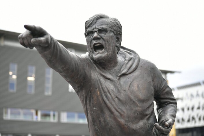 Halvannen time før det 90. oppgjøret mellom RBK og Vålerenga ble statuen av legenden Nils Arne Eggen avduket utenfor Lerkendal. Eggen har spilt for begge klubbene, og ble seriemester med Vålerenga i 1965. Foto: Ole Martin Wold / NTB scanpix Halvannen time før det 90. oppgjøret mellom RBK og Vålerenga ble statuen av legenden Nils Arne Eggen avduket utenfor Lerkendal. Eggen har spilt for begge klubbene, og ble seriemester med Vålerenga i 1965. Foto: Ole Martin Wold / NTB scanpix
