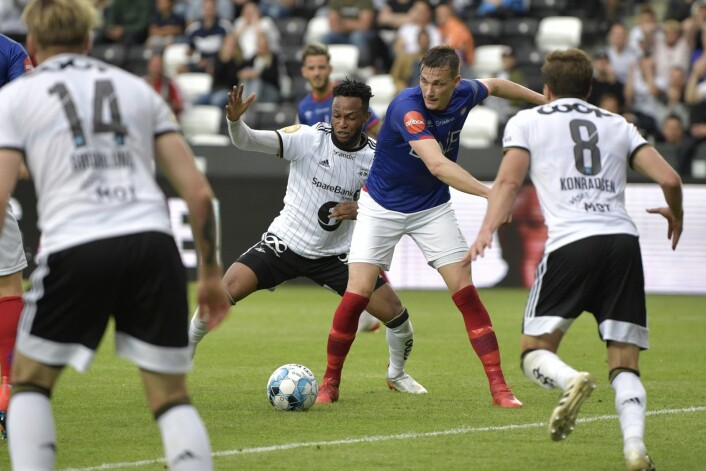 Rosenborgs målscorer Samuel Adegbenro i duell med Vålerengas Johan Lædre Bjørdal. Foto: Ole Martin Wold / NTB scanpix Rosenborgs målscorer Samuel Adegbenro i duell med Vålerengas Johan Lædre Bjørdal. Foto: Ole Martin Wold / NTB scanpix