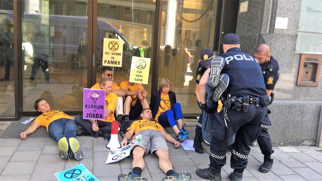 Miljøgruppen Extinction Rebellion aksjonerte i dag utenfor kontorene til miljøverndepartementet. Foto: Linn Stalsberg Miljøgruppen Extinction Rebellion aksjonerte i dag utenfor kontorene til miljøverndepartementet. Foto: Linn Stalsberg