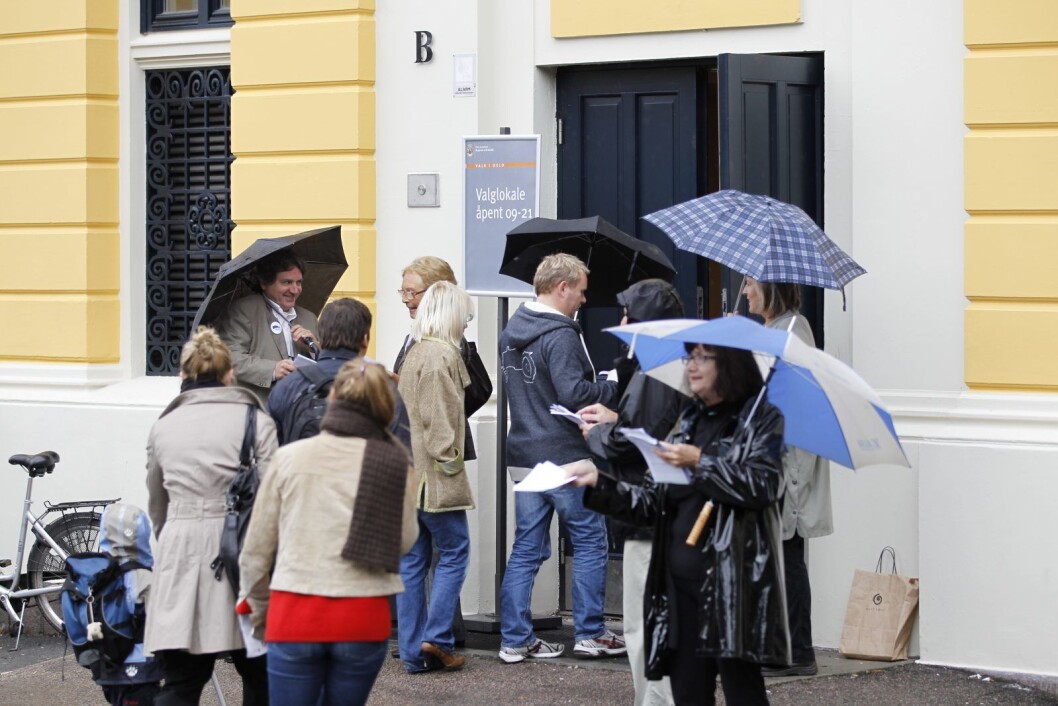 Kjent syn for velgere i hele Oslo - her utenfor stemmelokalet ved Uranienborg skole. Som ved alle andre stemmesteder ble det ved valget i 2011 delt ut lister rett ved inngangen. Foto: Gorm Kallestad / Scanpix Kjent syn for velgere i hele Oslo - her utenfor stemmelokalet ved Uranienborg skole. Som ved alle andre stemmesteder ble det ved valget i 2011 delt ut lister rett ved inngangen. Foto: Gorm Kallestad / Scanpix