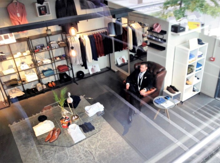 I stedet for å sitte å vente på kunder i butikken, tar Alexander Haraldsen med seg skredderbåndet og reiser ut til kundene. Foto: Anders Høilund I stedet for å sitte å vente på kunder i butikken, tar Alexander Haraldsen med seg skredderbåndet og reiser ut til kundene. Foto: Anders Høilund