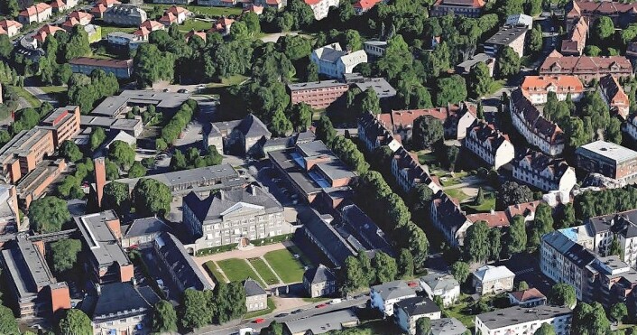 Flyfoto over Veterinærhøyskolen på Adamstuen. Iløpet av neste år er den fraflyttet. Da skal forskere, studenter og ansatte holde til på Ås. I tomtas del som er ved Thulstrups gate mener Bolteløkka-foreldre at det kan settes opp en paviljon- brakkeskole til en lavere pris enn det koster å busse elever gjennom byen til Brynseng i to et halvt år. Foto: Statsbygg Flyfoto over Veterinærhøyskolen på Adamstuen. Iløpet av neste år er den fraflyttet. Da skal forskere, studenter og ansatte holde til på Ås. I tomtas del som er ved Thulstrups gate mener Bolteløkka-foreldre at det kan settes opp en paviljon- brakkeskole til en lavere pris enn det koster å busse elever gjennom byen til Brynseng i to et halvt år. Foto: Statsbygg