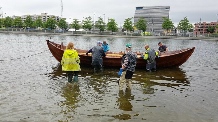 Tirsdag kunne Oslos nyeste middelalderbåt "Norild" sjøsettes i Middelalderparken. 2700 elever i osloskolen har vært involvert i byggeprosjektet. Foto: Christian Boger