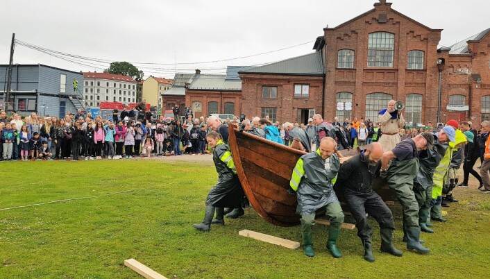 Det skal mange mennesker og mye rå muskelkraft til for å få en båt fra middelalderen på sjøen. Foto Christian Boger