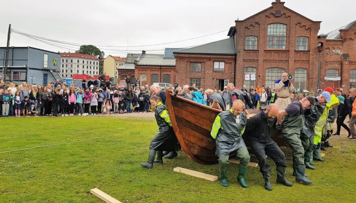 Det skal mange mennesker og mye rå muskelkraft til for å få en båt fra middelalderen på sjøen. Foto Christian Boger Det skal mange mennesker og mye rå muskelkraft til for å få en båt fra middelalderen på sjøen. Foto Christian Boger