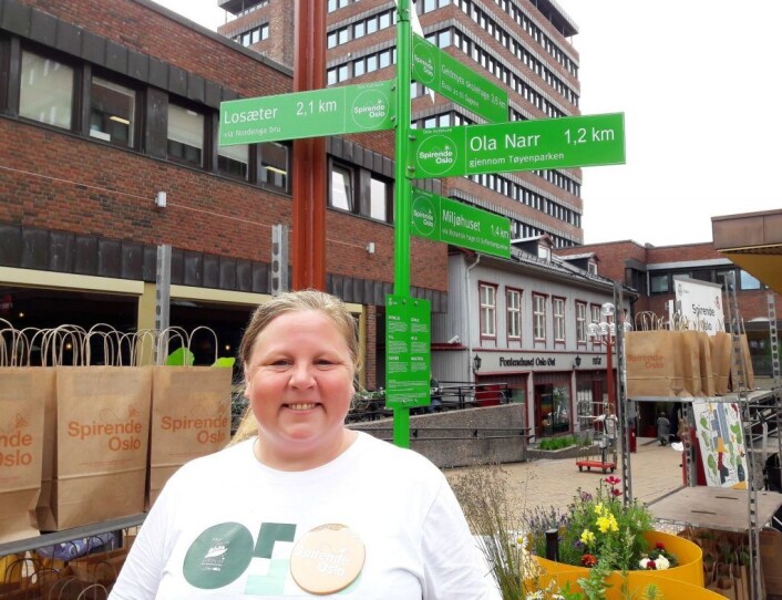 Gro Hilde Jacobsen foran veiviseren til Spirende Oslo på Tøyen torg. Foto: Anders Høilund Gro Hilde Jacobsen foran veiviseren til Spirende Oslo på Tøyen torg. Foto: Anders Høilund