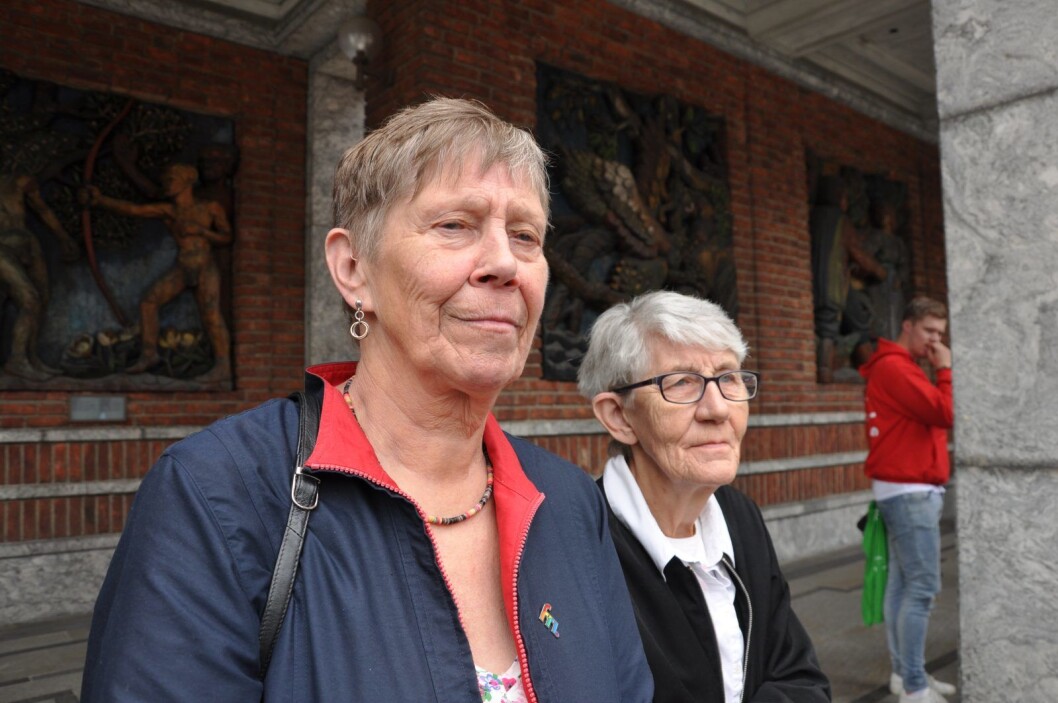 Solvår Foss (til v.) og Brit Lie ser regnbueflagget heises ved Oslo rådhus. Paret bor sammen ved Kirkens bymisjons omsorgsboliger for eldre på Kampen. Foto: Arnsten Linstad Solvår Foss (til v.) og Brit Lie ser regnbueflagget heises ved Oslo rådhus. Paret bor sammen ved Kirkens bymisjons omsorgsboliger for eldre på Kampen. Foto: Arnsten Linstad