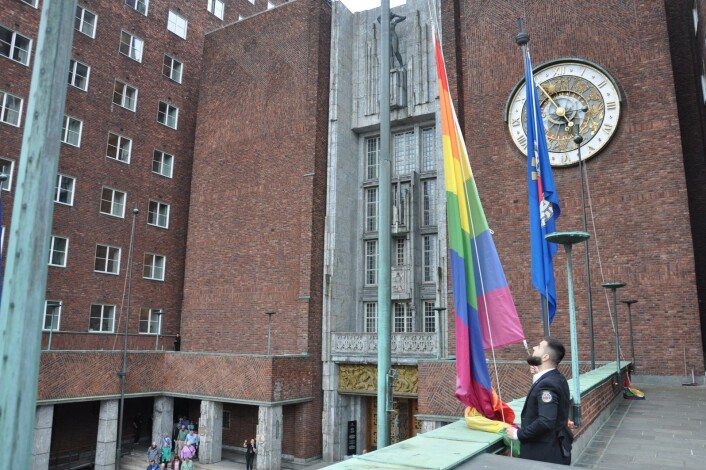 Regnebueflagget heises i Borggården ved Oslo rådhus. Foto: Arnsten Linstad Regnebueflagget heises i Borggården ved Oslo rådhus. Foto: Arnsten Linstad