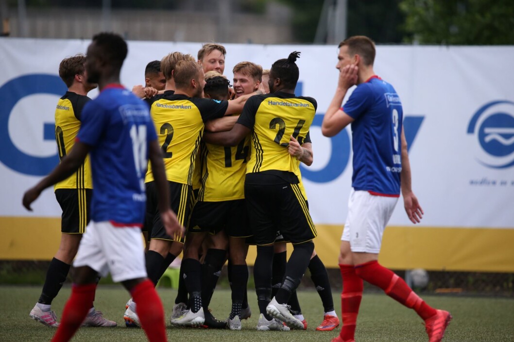 Andredivisjonslaget Bærum hadde mye å feire under kveldens kamp mot Vålerenga. Foto: Ørn E. Borgen / NTB scanpix Andredivisjonslaget Bærum hadde mye å feire under kveldens kamp mot Vålerenga. Foto: Ørn E. Borgen / NTB scanpix