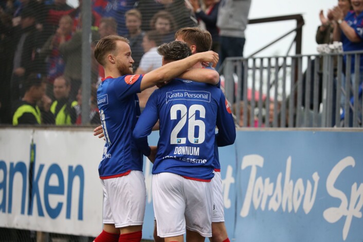 Vålerengas Aron Dønnum (midten) i NM-kampen i fotball mellom Bærum - Vålerenga på Sandvika stadion. Foto: Ørn E. Borgen / NTB scanpix Vålerengas Aron Dønnum (midten) i NM-kampen i fotball mellom Bærum - Vålerenga på Sandvika stadion. Foto: Ørn E. Borgen / NTB scanpix