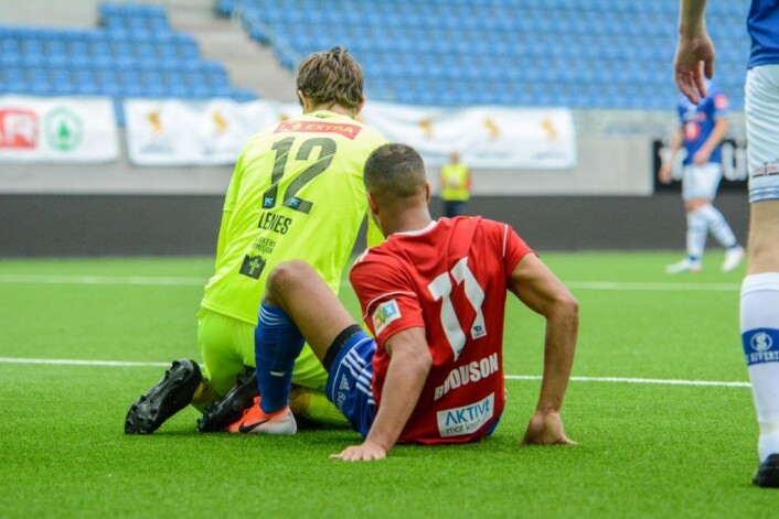Johnny Buduson var alene med keeper, men endte sittende på gresset mens Ranheims keeper Magnus Lenes fanget ballen. Foto: Anders Vindegg Johnny Buduson var alene med keeper, men endte sittende på gresset mens Ranheims keeper Magnus Lenes fanget ballen. Foto: Anders Vindegg