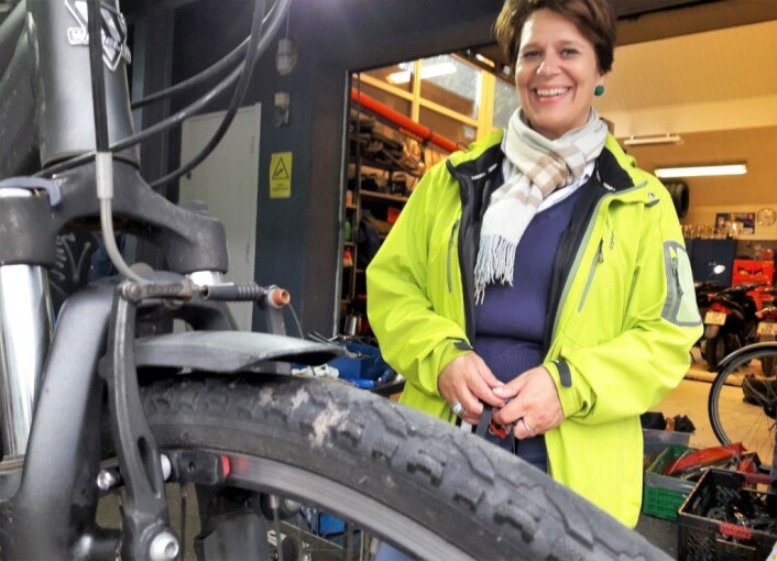 � Jeg har fått nye. røde bremseklosser. Ligger det noe symbolsk bak det, ler byråd for eldre, helse og arbeid, Tone Tellevik Dahl. Foto: Anders Høilund � Jeg har fått nye. røde bremseklosser. Ligger det noe symbolsk bak det, ler byråd for eldre, helse og arbeid, Tone Tellevik Dahl. Foto: Anders Høilund