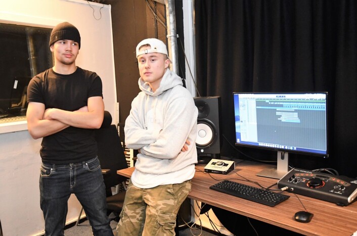 Geronimo Leon Andersen og William Gamborg bruker mye tid i musikkstudiet til X-Ray Ungdomskulturhus på Grünerløkka. De er svært fornøyde med at bydelsutvalget i bydelen gir 250.000 til neste års 25 års-jubileum. Foto: Christian Boger Geronimo Leon Andersen og William Gamborg bruker mye tid i musikkstudiet til X-Ray Ungdomskulturhus på Grünerløkka. De er svært fornøyde med at bydelsutvalget i bydelen gir 250.000 til neste års 25 års-jubileum. Foto: Christian Boger
