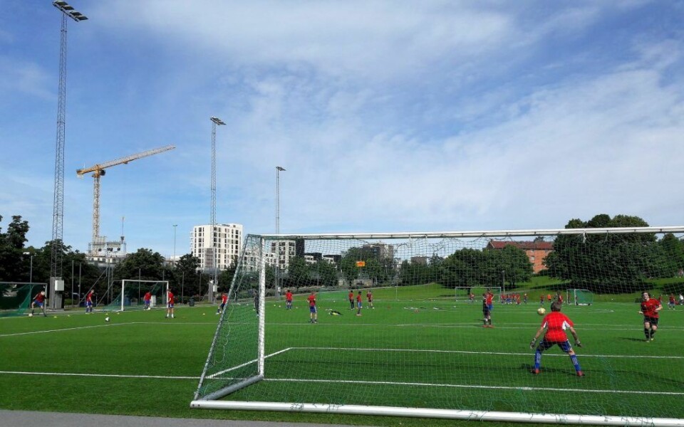 Fotballbanene i Muselund er i bruk både for Skeids over 100 lag, og til uorganisert trening. Uten lys i mastene blir det umulig å bruke anlegget utover høsten. Foto: Anders Høilund