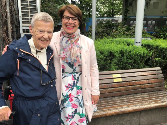 En stolt byråd smiler stort foran den avdukede benken sammen med Norges viktigste frontfigur for homofiles rettigheter. Foto: Per Anders Torvik Langerød En stolt byråd smiler stort foran den avdukede benken sammen med Norges viktigste frontfigur for homofiles rettigheter. Foto: Per Anders Torvik Langerød