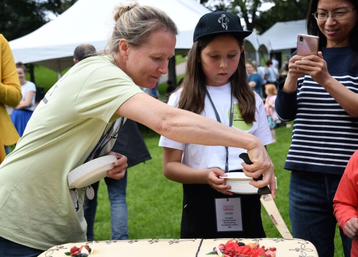 Er det jubileum, må kaka være på plass. Lørdag serverte prosjektleder for Vigelandsjubileet, Guri Skuggen, villig kake til de frammøtte i Frognerparken. Foto: Christian Boger Er det jubileum, må kaka være på plass. Lørdag serverte prosjektleder for Vigelandsjubileet, Guri Skuggen, villig kake til de frammøtte i Frognerparken. Foto: Christian Boger
