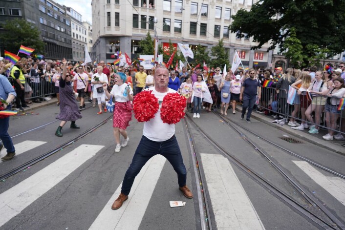 Byrådsleder Raymond Johansen (AP) viser sine kunster som duskedame. Foto: Fredrik Hagen / NTB scanpix Byrådsleder Raymond Johansen (AP) viser sine kunster som duskedame. Foto: Fredrik Hagen / NTB scanpix
