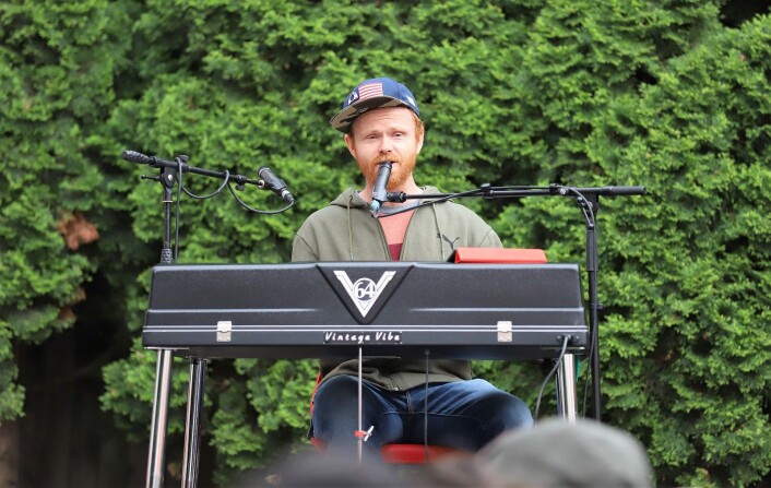 Ivar (Ravi) Johansen, som selv har vært engasjert i panteordningen PET, spilte og sang på sommerfesten. Foto: André Kjernsli Ivar (Ravi) Johansen, som selv har vært engasjert i panteordningen PET, spilte og sang på sommerfesten. Foto: André Kjernsli