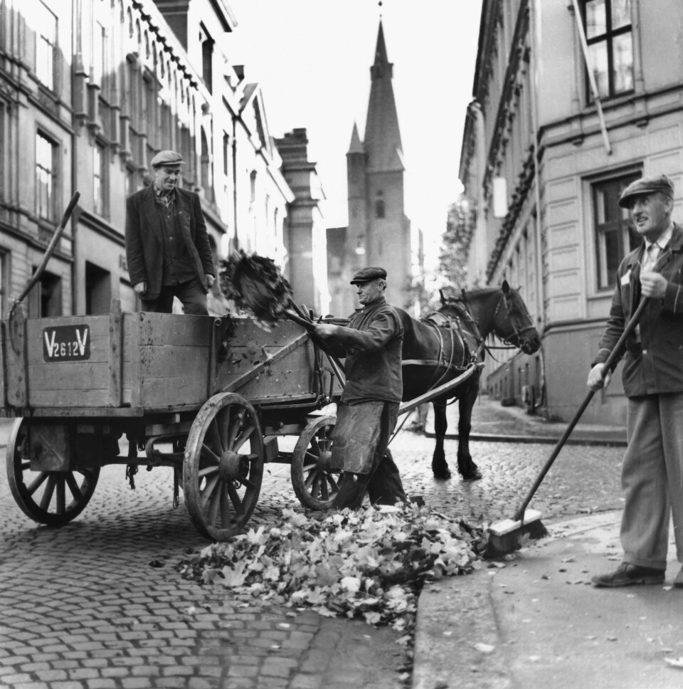 Så sent som på slutten av 1950-tallet benyttet byens renholdsarbeidere hest og vogn til å frakte bort avfallet. Her fra St. Olavs gate. Ukjent fotograf / Oslo Museum