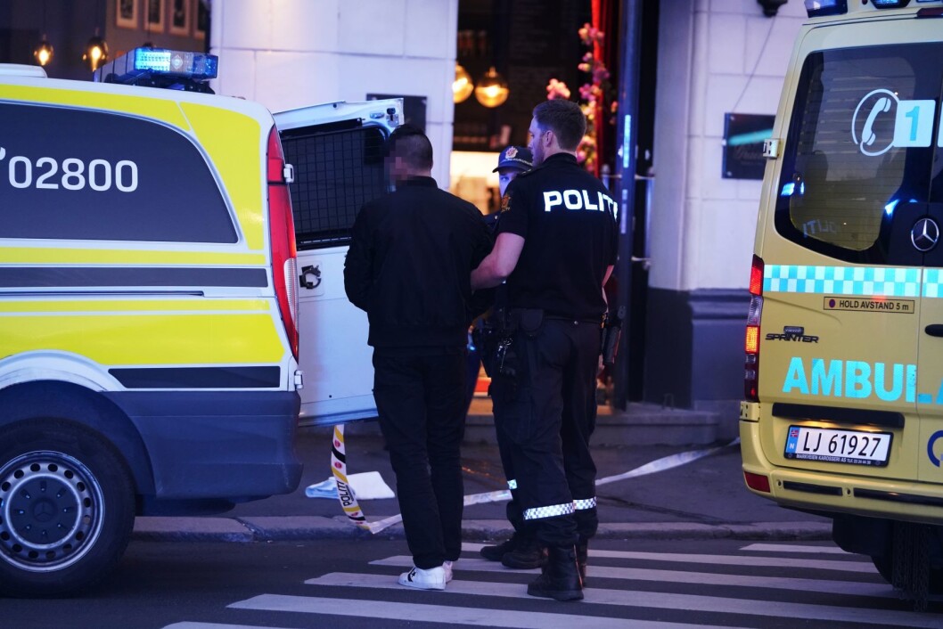 Politiet har kontroll på en person på stedet som fremstår som mistenkt. Foto: Fredrik Hagen / NTB scanpix Politiet har kontroll på en person på stedet som fremstår som mistenkt. Foto: Fredrik Hagen / NTB scanpix
