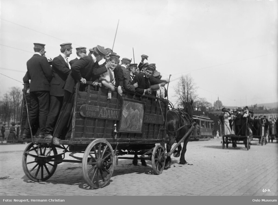 Da det ikke var russebuss, men russevogn. Drammensveien i 1908. Foto: Hermann Christian Neupert