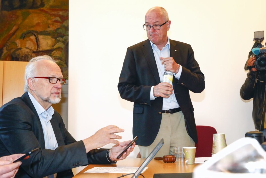 Styremøtet i Oslo Universitetssykehus vedrørende mistillit til administrende direktør Bjørn Erikstein (t.v.). Styreleder Gunnar Bowim t.h. Erikstein ble vedtatt utestengt fra møtet. Foto: Terje Pedersen / NTB scanpix Styremøtet i Oslo Universitetssykehus vedrørende mistillit til administrende direktør Bjørn Erikstein (t.v.). Styreleder Gunnar Bowim t.h. Erikstein ble vedtatt utestengt fra møtet. Foto: Terje Pedersen / NTB scanpix