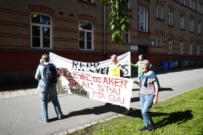 Sykehusaksjonister møtte opp utenfor Oslo universitetssykehus (avdeling Ullevål) i forbindelse med det ekstraordinære styremøtet. Foto: Terje Pedersen / NTB scanpix Sykehusaksjonister møtte opp utenfor Oslo universitetssykehus (avdeling Ullevål) i forbindelse med det ekstraordinære styremøtet. Foto: Terje Pedersen / NTB scanpix