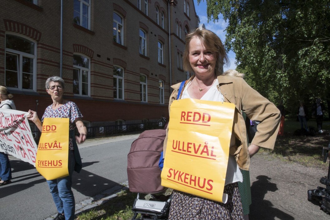 Lene Haug og folkeaksjonen Redd Ullevål sykehus demonstrerte utenfor under det ekstraordinære styremøtet. Foto: Terje Pedersen / NTB scanpix Lene Haug og folkeaksjonen Redd Ullevål sykehus demonstrerte utenfor under det ekstraordinære styremøtet. Foto: Terje Pedersen / NTB scanpix