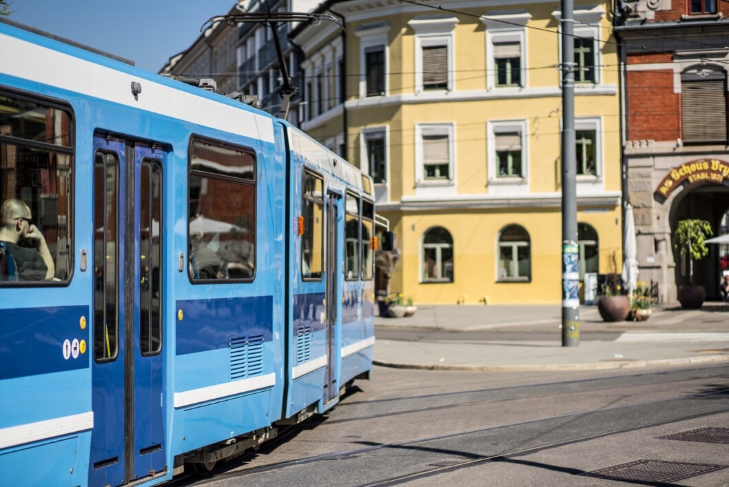 En trikk på vei opp fra Nybrua i retning Schous plass. Ifølge et øyenvitne skal kvinnen som ble utsatt for rasistiske utsagn ha forholdt seg rolig. Arkivfoto: Thomas Brun / NTB scanpix En trikk på vei opp fra Nybrua i retning Schous plass. Ifølge et øyenvitne skal kvinnen som ble utsatt for rasistiske utsagn ha forholdt seg rolig. Arkivfoto: Thomas Brun / NTB scanpix