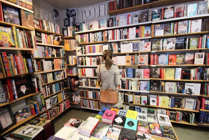 — Jeg har drevet butikken siden 2013, og da var det ut med lys og servietter og inn med flere bøker, sier Angelique Heggheim. Foto: André Kjernsli — Jeg har drevet butikken siden 2013, og da var det ut med lys og servietter og inn med flere bøker, sier Angelique Heggheim. Foto: André Kjernsli
