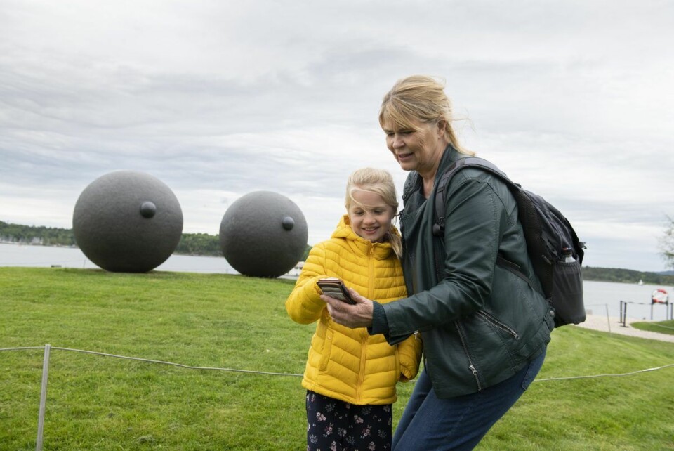Nå kan folk finne frem til skulpturkunsten langs Oslofjorden med mobilen. Skulpturen i bakgrunnen på bildet er Eyes ved Tjuvholmen. Foto: Katrine Lunke