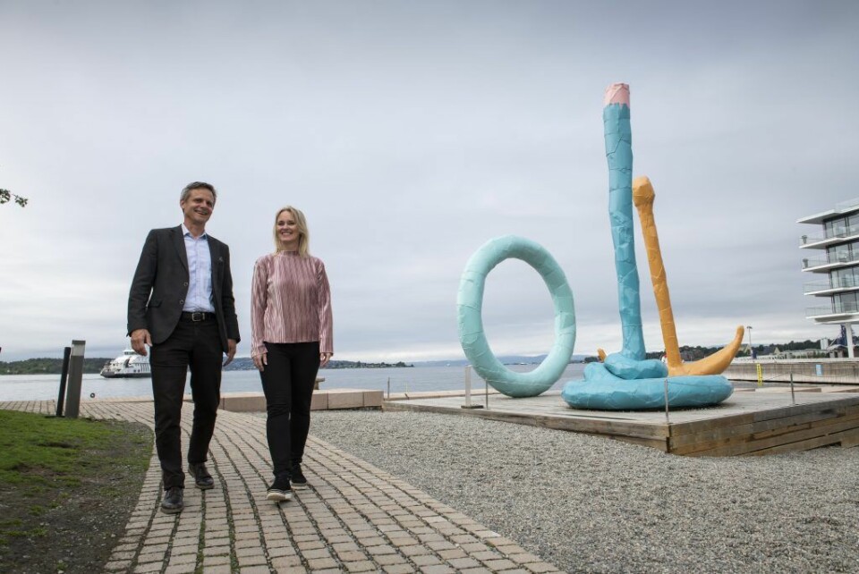 Christian Lunde i VisitOSLO og Marit Albertsen i Stiftelsen Tjuvholmen Skulpturpark. Skulpturen er Spalt ved Tjuvholmen. Foto: Katrine Lunke