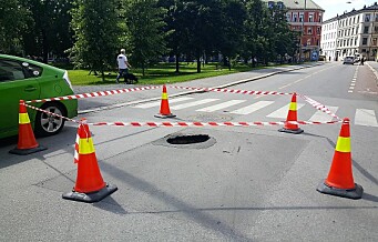 I går: Tre faller ned på bilene i Helgesens gate. I dag: Synkehull åpner seg i samme gate