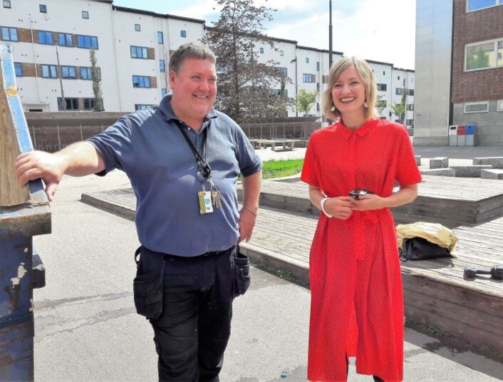 Driftsleder Morten Myrmoen ved Nordpolen skole ler, og innrømmer at han ikke hadde trodd at ungdommene hadde så høy arbeidskapasitet og arbeidsmoral. Inga Marte Thorkildsen svarer at det kun er en myte at ungdom er late. Foto: Anders Høilund Driftsleder Morten Myrmoen ved Nordpolen skole ler, og innrømmer at han ikke hadde trodd at ungdommene hadde så høy arbeidskapasitet og arbeidsmoral. Inga Marte Thorkildsen svarer at det kun er en myte at ungdom er late. Foto: Anders Høilund
