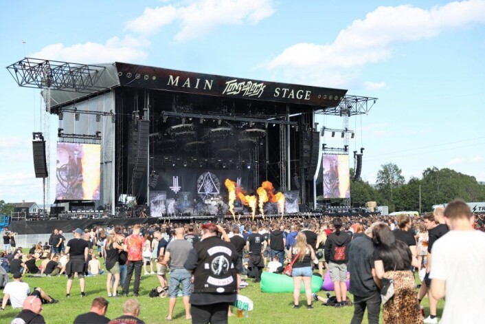 Det ble ikke spart på pyroeffektene til tross for at sola sto midt på himmelen. Foto: André Kjernsli Det ble ikke spart på pyroeffektene til tross for at sola sto midt på himmelen. Foto: André Kjernsli