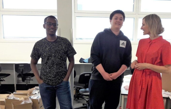 Hamza Omar og Patrick Guldbrandsen (i midten) forklarer skolebyråden arbeidsoppgavene de har for å sette i stand Ipads til elevene til skolestart. Foto: Anders Høilund Hamza Omar og Patrick Guldbrandsen (i midten) forklarer skolebyråden arbeidsoppgavene de har for å sette i stand Ipads til elevene til skolestart. Foto: Anders Høilund