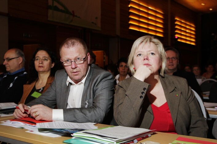 Silje Schei Tveitdal (til h.) og Jan Olav Andersen deltar på SVs landsmøte i 2011. Nå er Tveitdal PR-rådgiver for klimaetaten i Oslo kommune, som ledes av tidligere SV-topp Heidi Sørensen. Foto: Erlend Aas / SCANPIX Silje Schei Tveitdal (til h.) og Jan Olav Andersen deltar på SVs landsmøte i 2011. Nå er Tveitdal PR-rådgiver for klimaetaten i Oslo kommune, som ledes av tidligere SV-topp Heidi Sørensen. Foto: Erlend Aas / SCANPIX