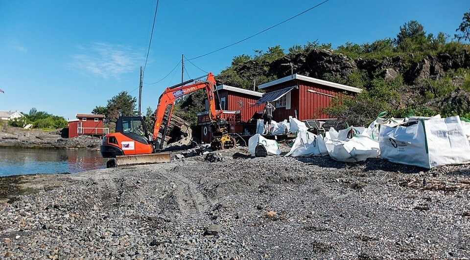 Fredag startet kommunen rivingen av denne hytta som var ulovlig oppsatt på Rambergholmen. Foto:   Thor Christofer Brøgger Langfeldt