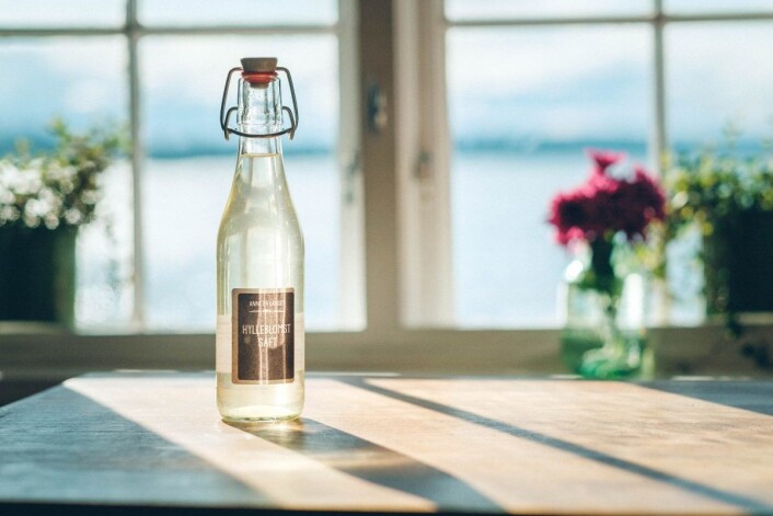 En av severdighetene ved den lille restauranten er muligheten til å nyte et forfriskende glass hylleblomstsaft. Foto: ByAksel En av severdighetene ved den lille restauranten er muligheten til å nyte et forfriskende glass hylleblomstsaft. Foto: ByAksel