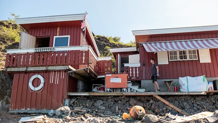 To boder er blitt til ulovlig hytte med platting og egen brygge. Nå blir alt revet og området blir tilgjengelig for alle. Foto: Thor Christofer Brøgger Langfeldt To boder er blitt til ulovlig hytte med platting og egen brygge. Nå blir alt revet og området blir tilgjengelig for alle. Foto: Thor Christofer Brøgger Langfeldt