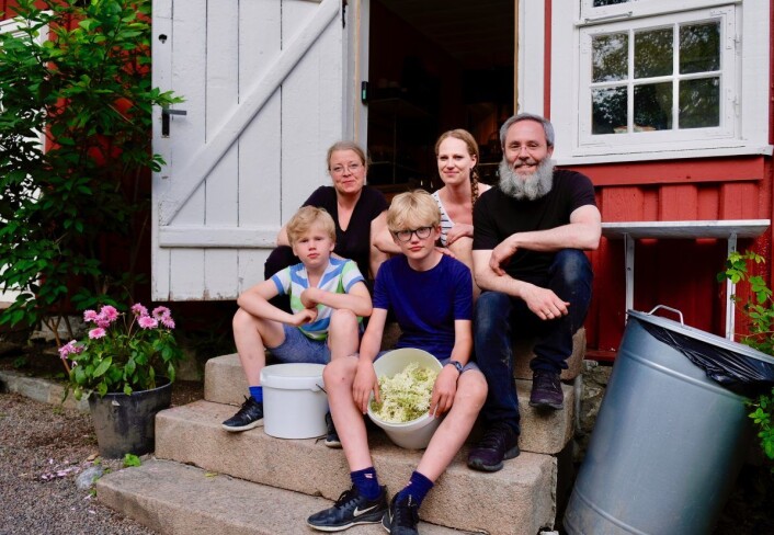 Det er fint å være fler når man skal på sanketur i byen. Den flotte gjengen viser stolt frem fangsten foran inngangen til Hønse-Lovisas hus. Fra venstre: Anne Gravingen, Sarah Huby, Bendik Romstad, Nikolai og Thomas Huby Vold. Foto: Emilie Pascale Det er fint å være fler når man skal på sanketur i byen. Den flotte gjengen viser stolt frem fangsten foran inngangen til Hønse-Lovisas hus. Fra venstre: Anne Gravingen, Sarah Huby, Bendik Romstad, Nikolai og Thomas Huby Vold. Foto: Emilie Pascale