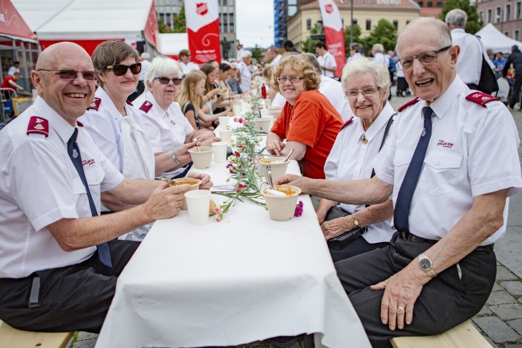 F.v Bernt Olaf og Hildegard Ørsnes fra Osterøy, Inger-Anne Kvaløy fra Ålesund (bosatt i Namsos), Åse Berg Grønvik fra Ålesund, og Reidun og Gilbert Ellis fra Oslo var blant de mange som benket seg ved langbordet Frelsesarmeen hadde dekket på Youngstorget i Oslo lørdag. Frelsesarmeen har sin årlige storsamling i helgen og inviterte i den anledning til gratis lunsj ved det 100 meter lange bordet. På menyen sto naturlig nok suppe, laget av kokken på Frelsesarmeens eget «suppekjøkken».
Foto: Paul Kleiven / NTB scanpix F.v Bernt Olaf og Hildegard Ørsnes fra Osterøy, Inger-Anne Kvaløy fra Ålesund (bosatt i Namsos), Åse Berg Grønvik fra Ålesund, og Reidun og Gilbert Ellis fra Oslo var blant de mange som benket seg ved langbordet Frelsesarmeen hadde dekket på Youngstorget i Oslo lørdag. Frelsesarmeen har sin årlige storsamling i helgen og inviterte i den anledning til gratis lunsj ved det 100 meter lange bordet. På menyen sto naturlig nok suppe, laget av kokken på Frelsesarmeens eget «suppekjøkken».
Foto: Paul Kleiven / NTB scanpix