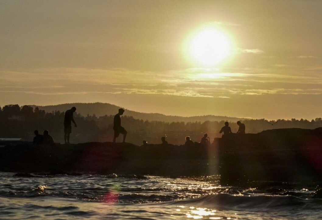 Badegjester i lav sommersol i Paradisbukta på Bygdøy. Nå faller temperaturene igjen. Foto: Erik Johansen / NTB scanpix Badegjester i lav sommersol i Paradisbukta på Bygdøy. Nå faller temperaturene igjen. Foto: Erik Johansen / NTB scanpix
