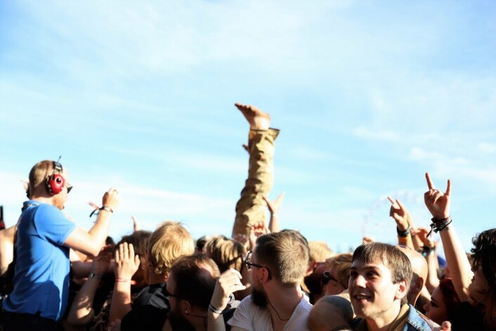 En crowdsurfer er i ferd med å gå inn for landing. Foto: André Kjernsli En crowdsurfer er i ferd med å gå inn for landing. Foto: André Kjernsli