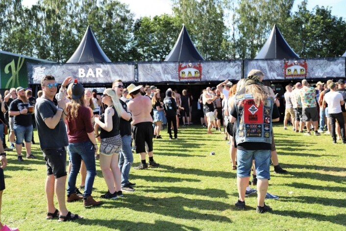 Køer foran ølteltet på Tons of Rock som har fått full klaff med været på Ekebergsletta denne helgen. Foto: André Kjernsli Køer foran ølteltet på Tons of Rock som har fått full klaff med været på Ekebergsletta denne helgen. Foto: André Kjernsli
